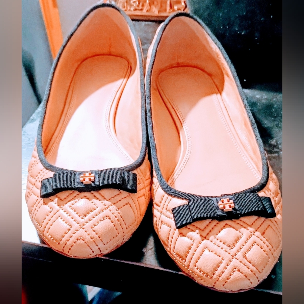 Tory Burch quilted Leather Beige and Black size 9 in. length flat  driving Shoes